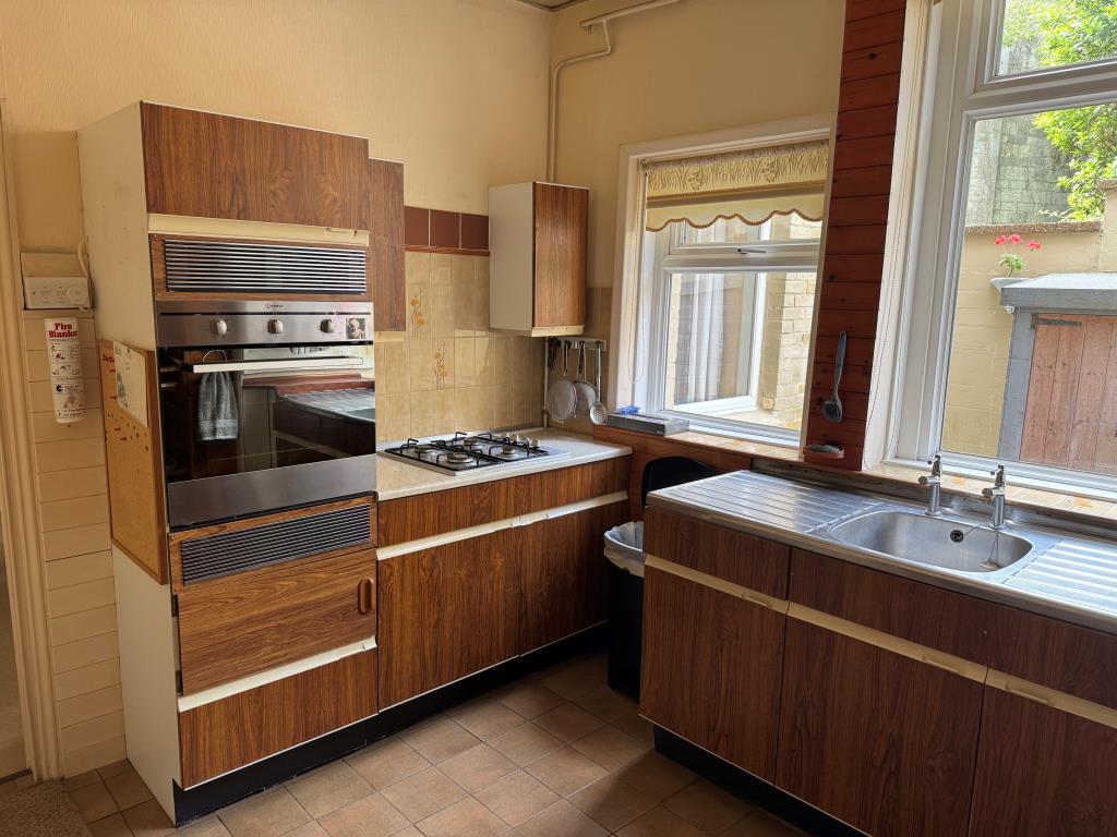 Lot: 101 - SEMI-DETACHED HOUSE FOR IMPROVEMENT WITH SEA VIEWS - The Kitchen